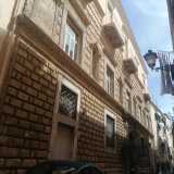 E cos� l�intero fabbricato una volta sgombrato � stato messo in vendita. L�edificio potrebbe ora essere trasformato in un hotel o un b&b. Del resto potrebbe far gola a molti, considerando che � esteso su quattro piani per un totale di 1740 metri quadri
